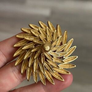 4/$100 MONET vintage 1980 Gold Floral Brooch 😌